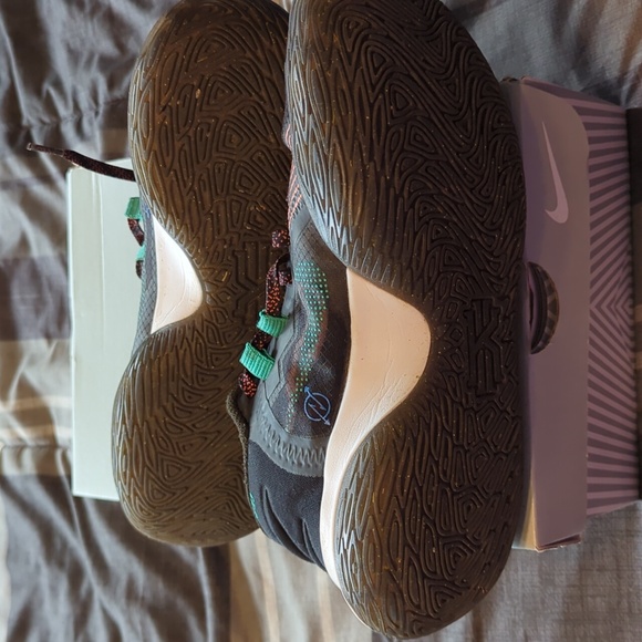 Nike Unisex Kyrie Flytrap V - Picture 4 of 6